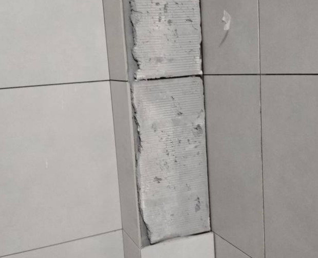 雄县瓷砖空鼓维修公司分享下瓷砖施工前基层浇水润湿程度不足，可能导致以下问题