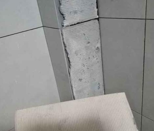 雄县瓷砖空鼓维修公司分享下厨房瓷砖脱落的补救措施。